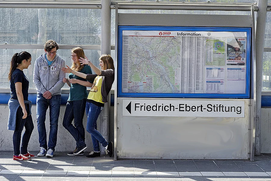 Les étudiants discutent à la station de métro.