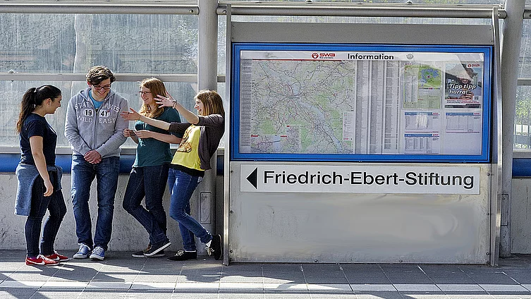 Les étudiants discutent à la station de métro.