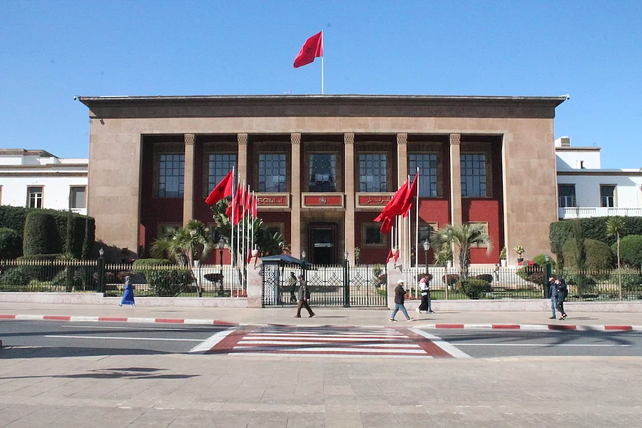 Le bâtiment abrite le Parlement du Maroc, situé sur l'avenue Mohammed V dans la capitale, Rabat.